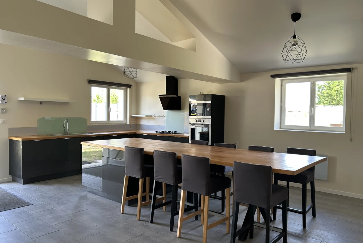 Maison rénovée de 190 m² avec terrains et équipements modernes à La Réole 