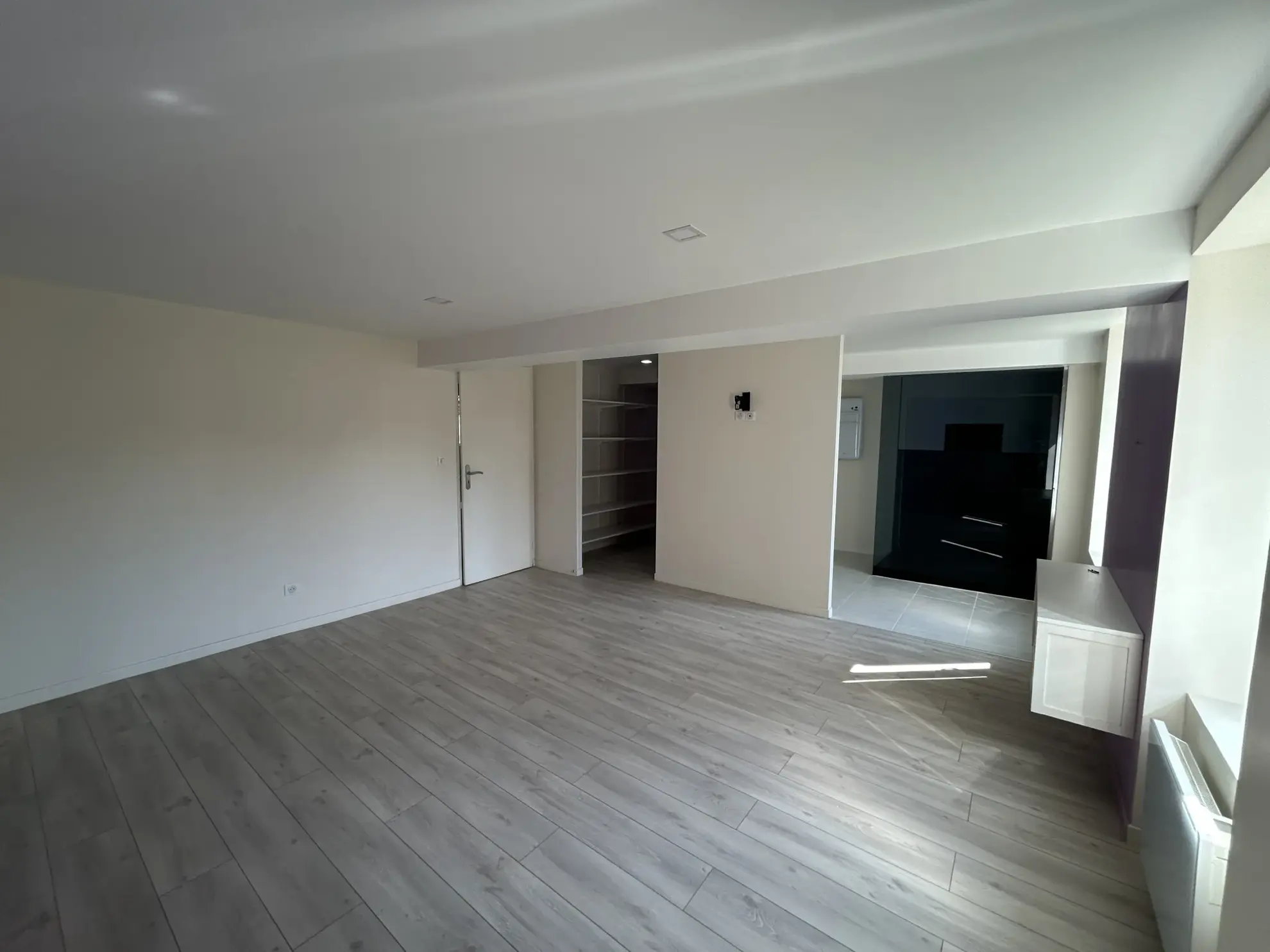 Maison rénovée de 190 m² avec terrains et équipements modernes à La Réole 