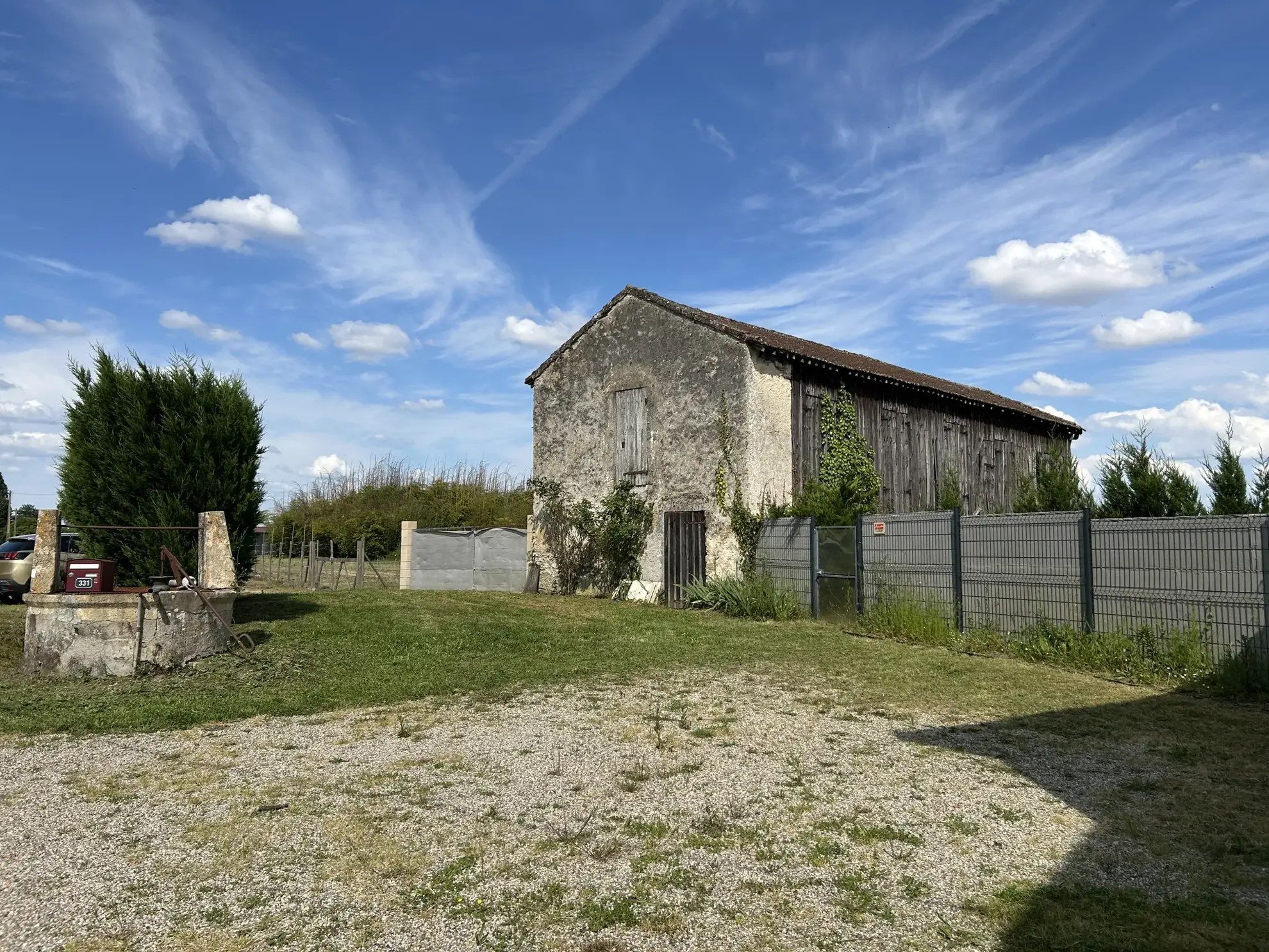 Maison rénovée de 190 m² avec terrains et équipements modernes à La Réole 