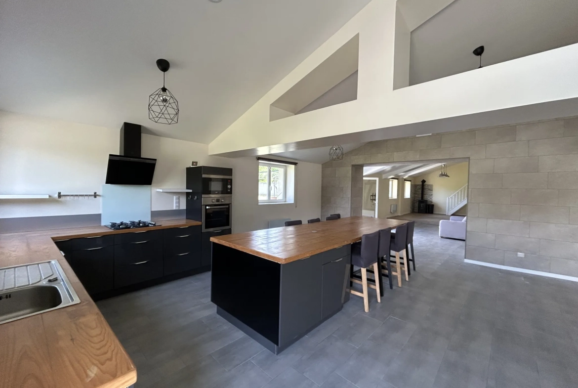 Maison rénovée de 190 m² avec terrains et équipements modernes à La Réole 