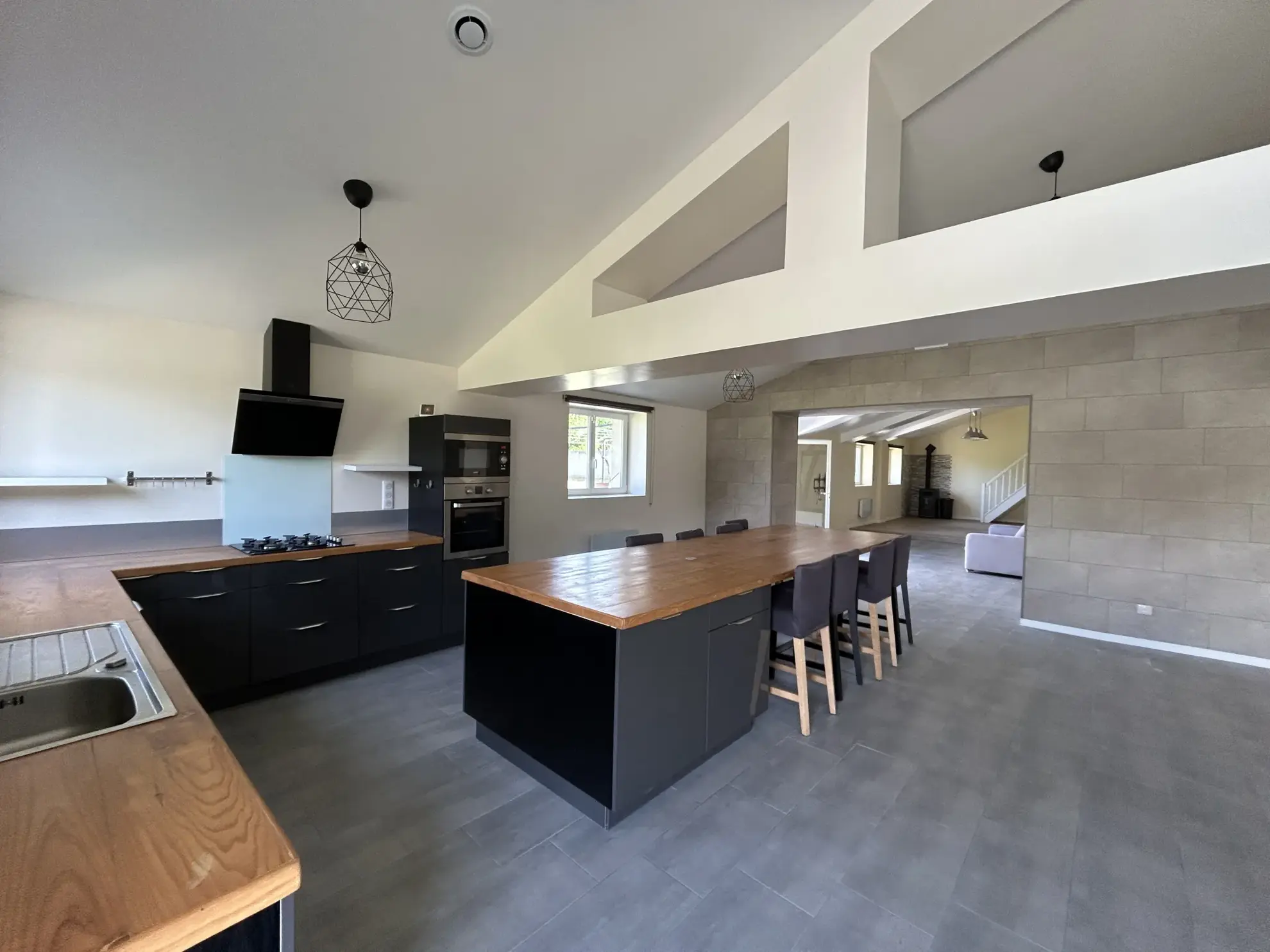Maison rénovée de 190 m² avec terrains et équipements modernes à La Réole 