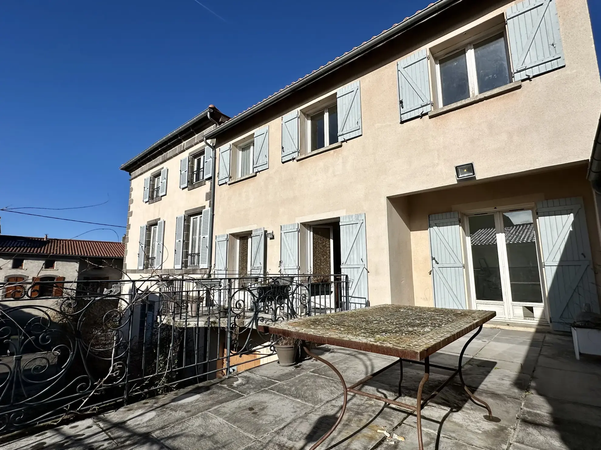 Charme et authenticité : maison en pierre au Crest près de Clermont-Ferrand 