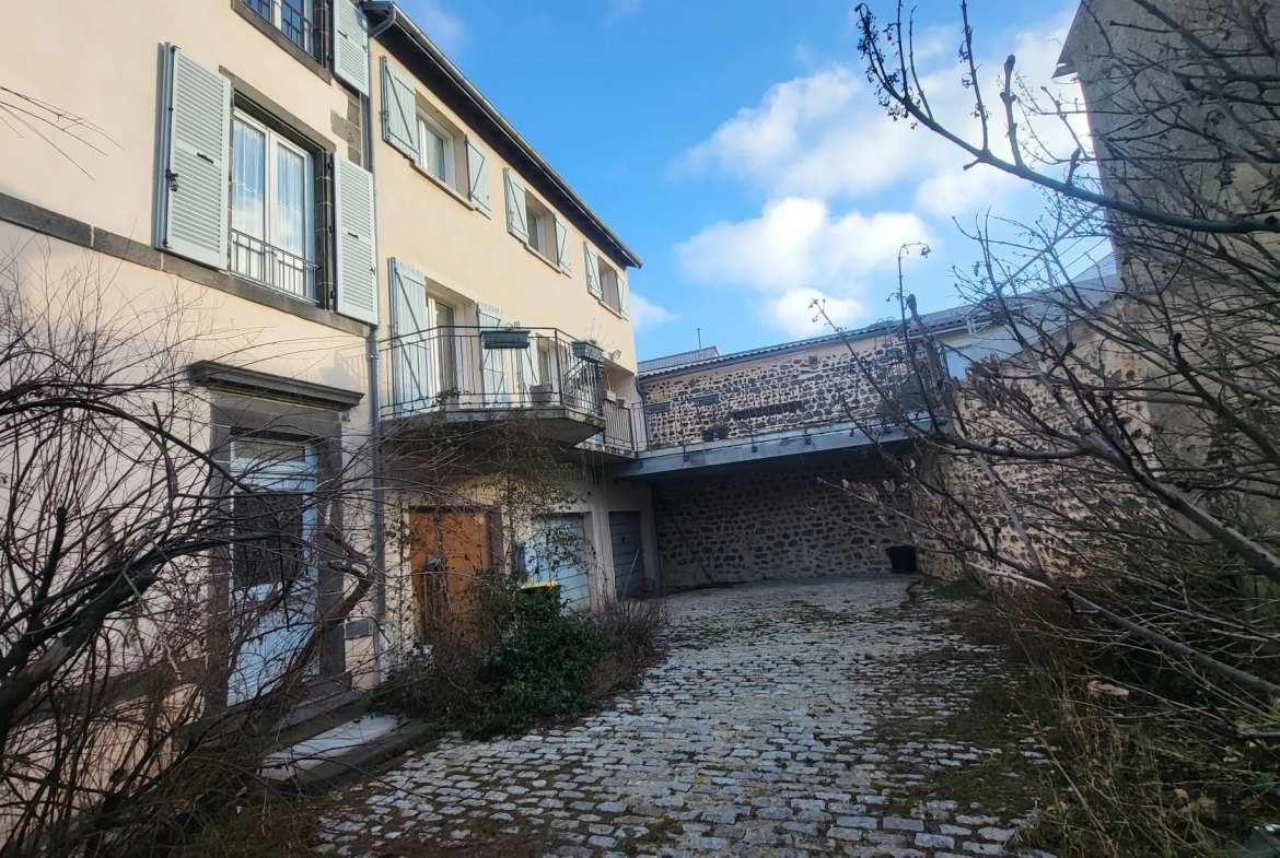 Charme et authenticité : maison en pierre au Crest près de Clermont-Ferrand 