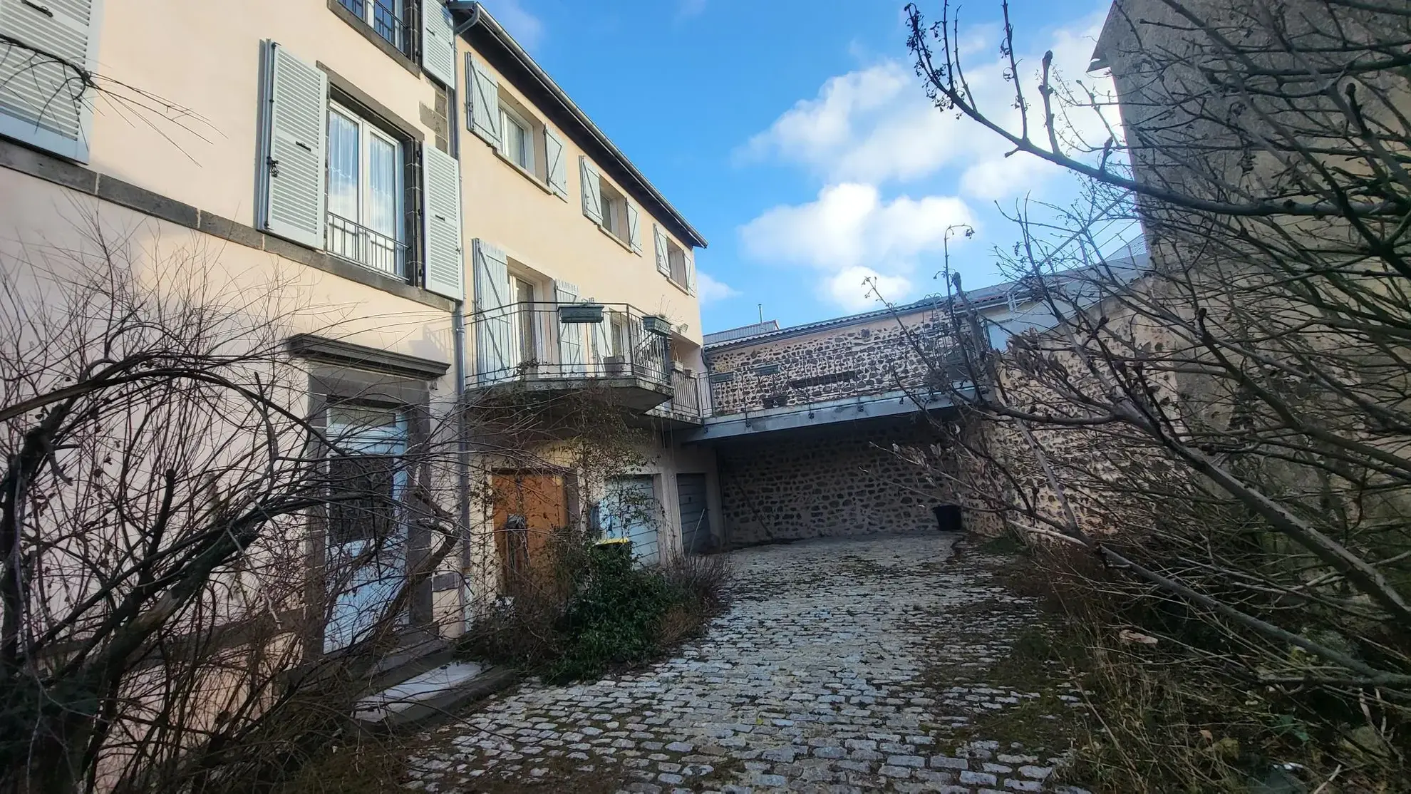 Charme et authenticité : maison en pierre au Crest près de Clermont-Ferrand 