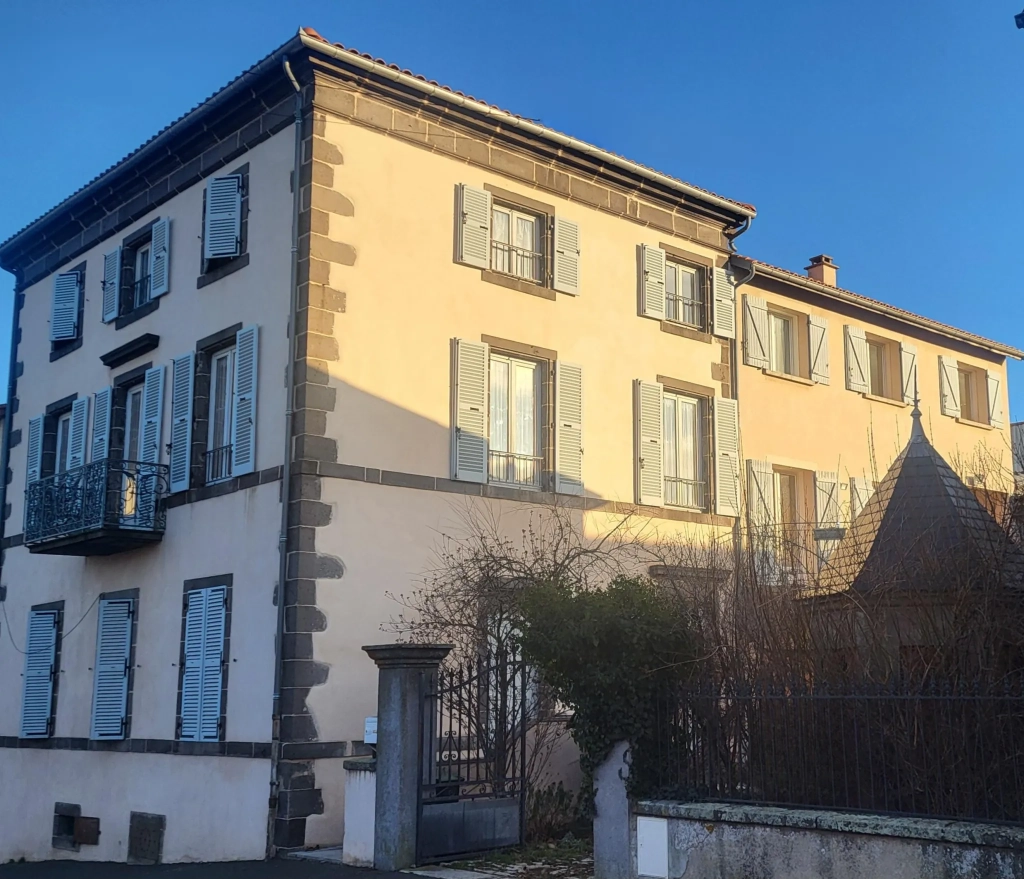Charme et authenticité : maison en pierre au Crest près de Clermont-Ferrand