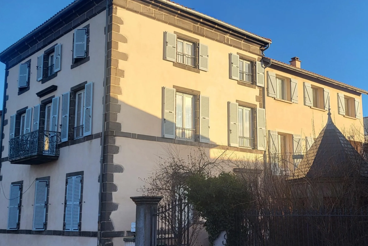 Charme et authenticité : maison en pierre au Crest près de Clermont-Ferrand 