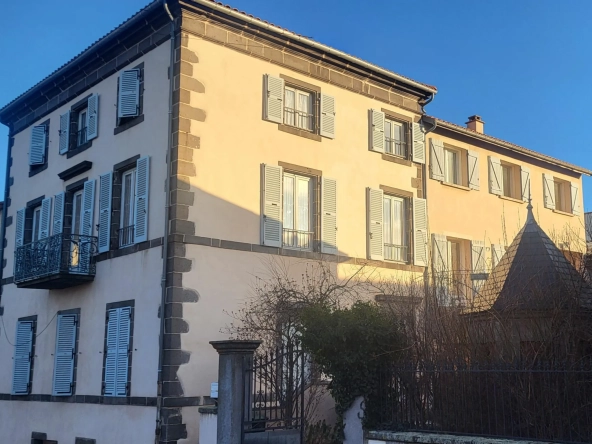 Charme et authenticité : maison en pierre au Crest près de Clermont-Ferrand