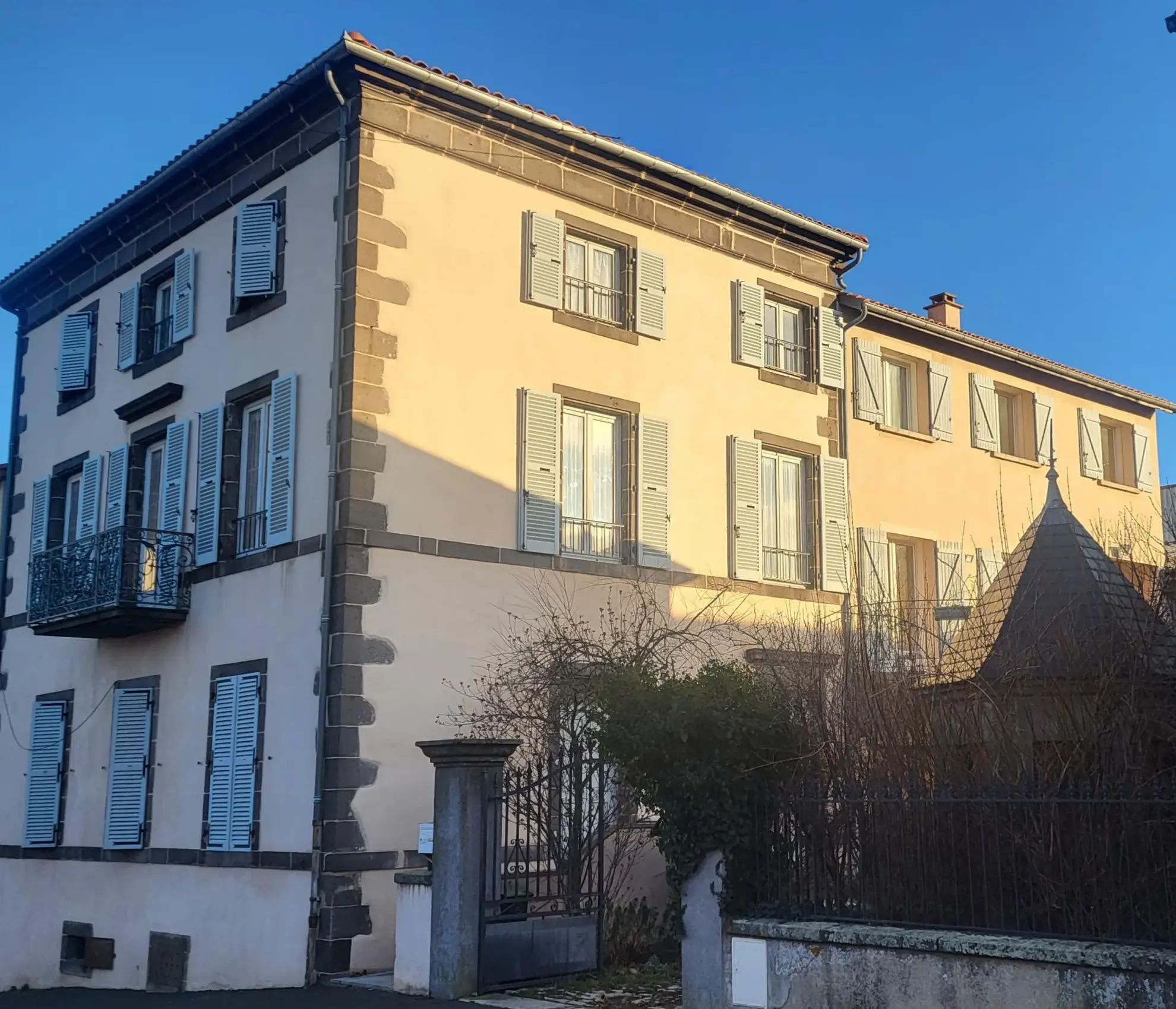 Charme et authenticité : maison en pierre au Crest près de Clermont-Ferrand 