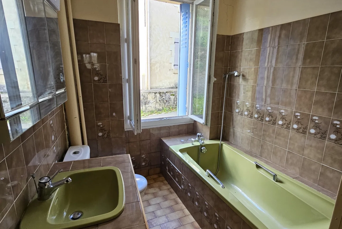 Maison 2 niveaux avec jardin, garage à La Châtre 36400 