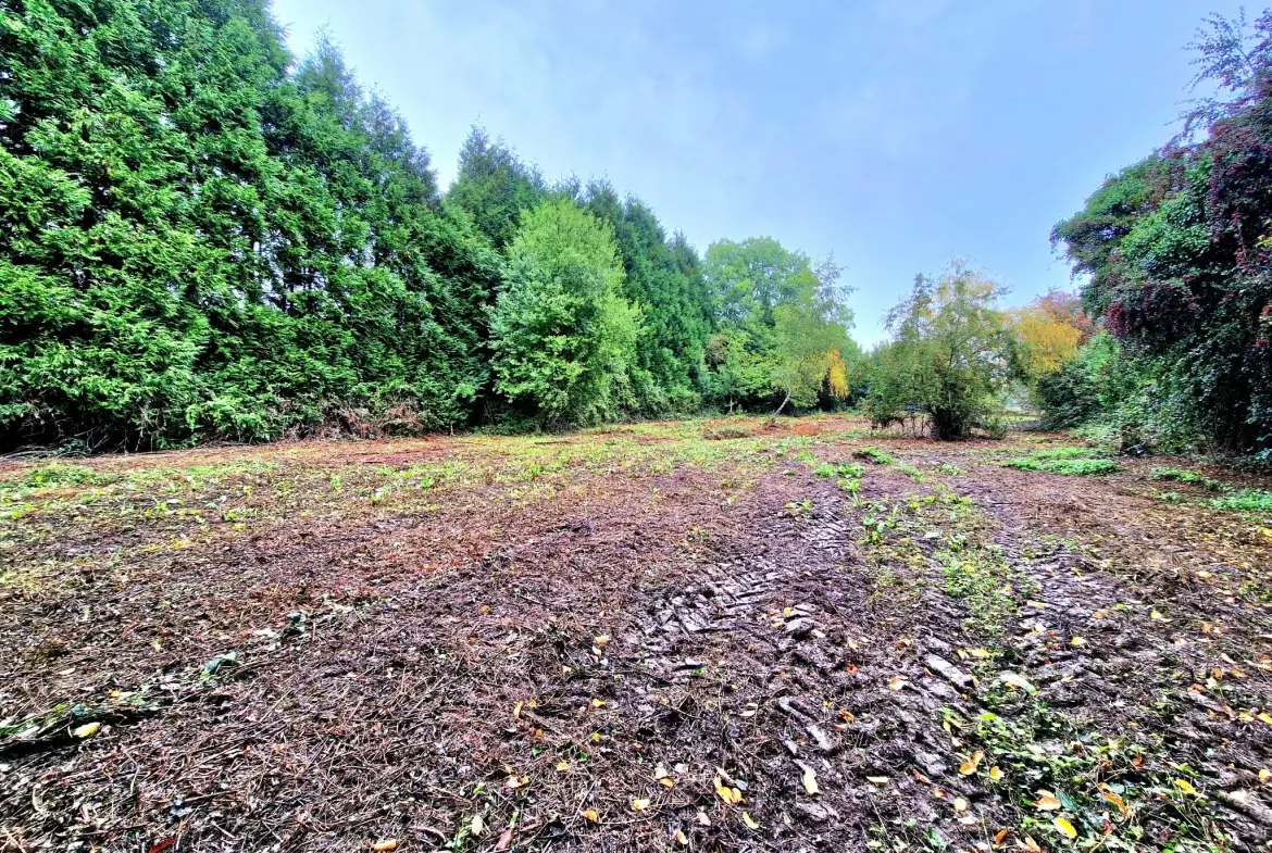 Terrain constructible de 1845 m² à Familly - Calme et campagne en Normandie 