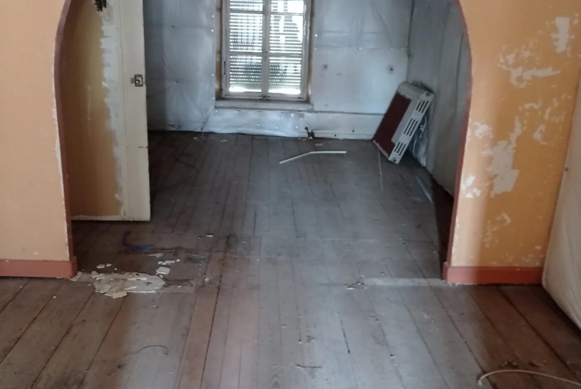Maison à rénover de 200 m² au cœur de Vittel, potentiel d'investissement 