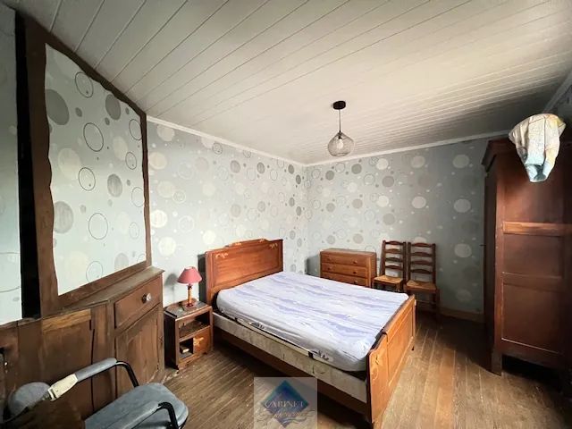 Maison de ville à Fressenneville avec 3 chambres, garage et dépendance - À rafraîchir 
