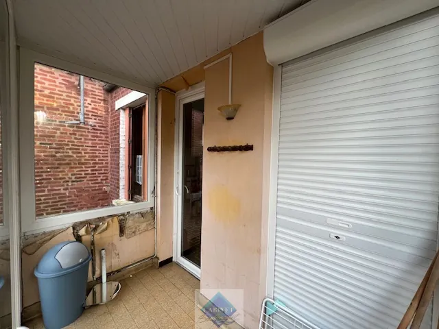 Maison de ville à Fressenneville avec 3 chambres, garage et dépendance - À rafraîchir 