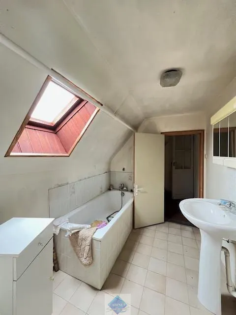 Maison de ville à Fressenneville avec 3 chambres, garage et dépendance - À rafraîchir 