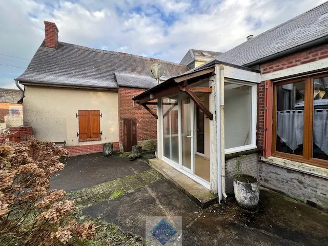 Maison de ville à Fressenneville avec 3 chambres, garage et dépendance - À rafraîchir 