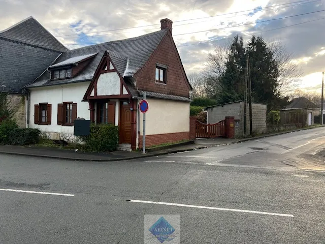 Maison de ville à Fressenneville avec 3 chambres, garage et dépendance - À rafraîchir 