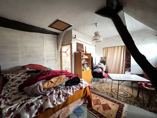 Maison de ville à Fressenneville avec 3 chambres, garage et dépendance - À rafraîchir 