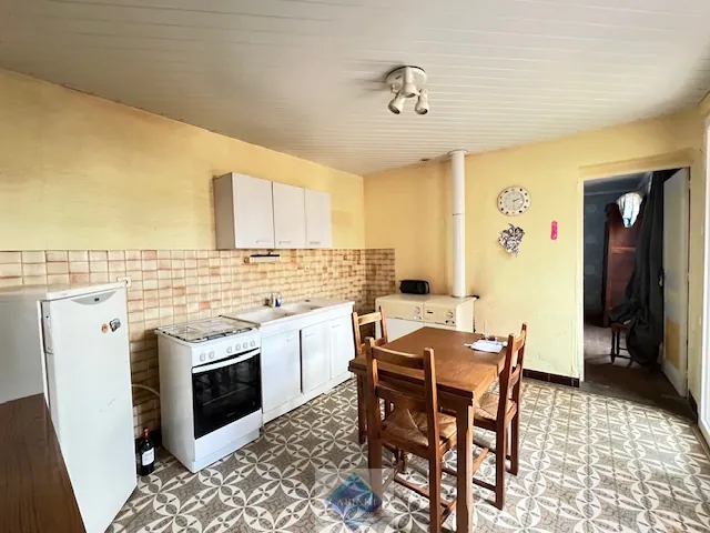 Maison de ville à Fressenneville avec 3 chambres, garage et dépendance - À rafraîchir 