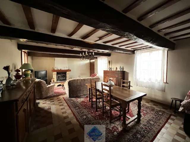 Maison de ville à Fressenneville avec 3 chambres, garage et dépendance - À rafraîchir 