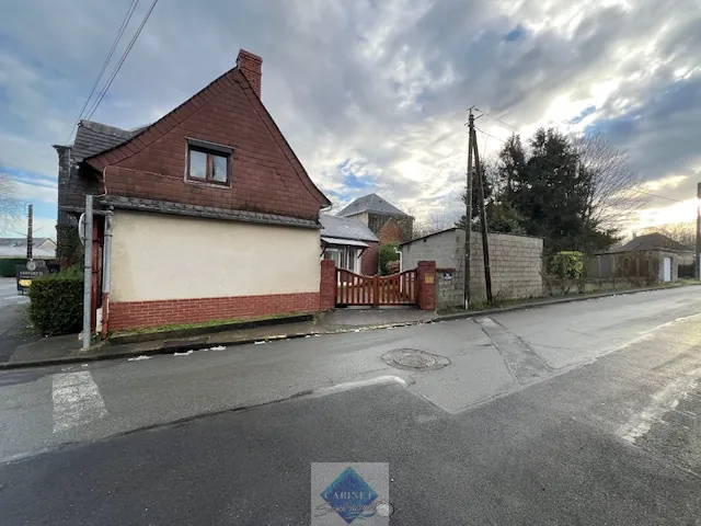Maison de ville à Fressenneville avec 3 chambres, garage et dépendance - À rafraîchir 