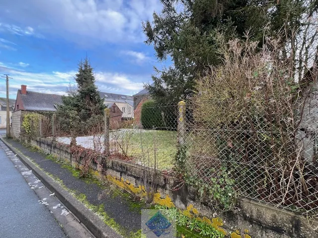 Maison de ville à Fressenneville avec 3 chambres, garage et dépendance - À rafraîchir 