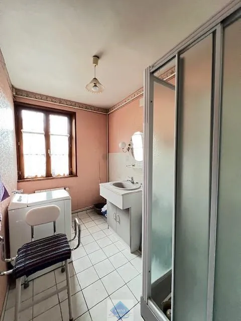 Maison de ville à Fressenneville avec 3 chambres, garage et dépendance - À rafraîchir 