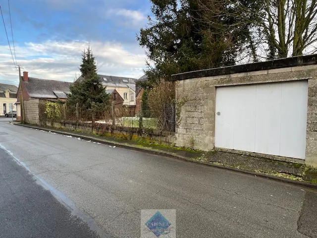 Maison de ville à Fressenneville avec 3 chambres, garage et dépendance - À rafraîchir 