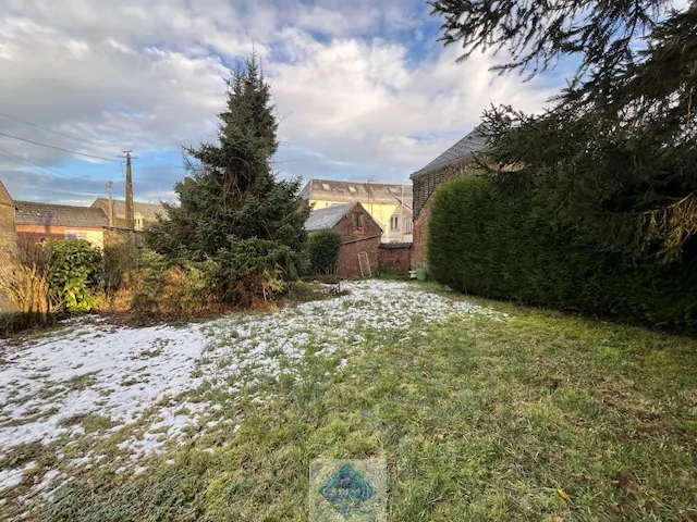 Maison de ville à Fressenneville avec 3 chambres, garage et dépendance - À rafraîchir 