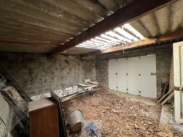 Maison de ville à Fressenneville avec 3 chambres, garage et dépendance - À rafraîchir 