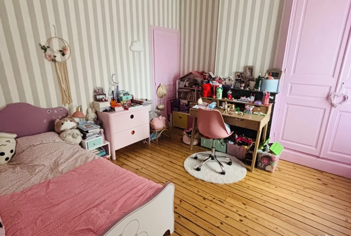 Magnifique maison rénovée à Saint-Quentin près des Champs-Élysées 