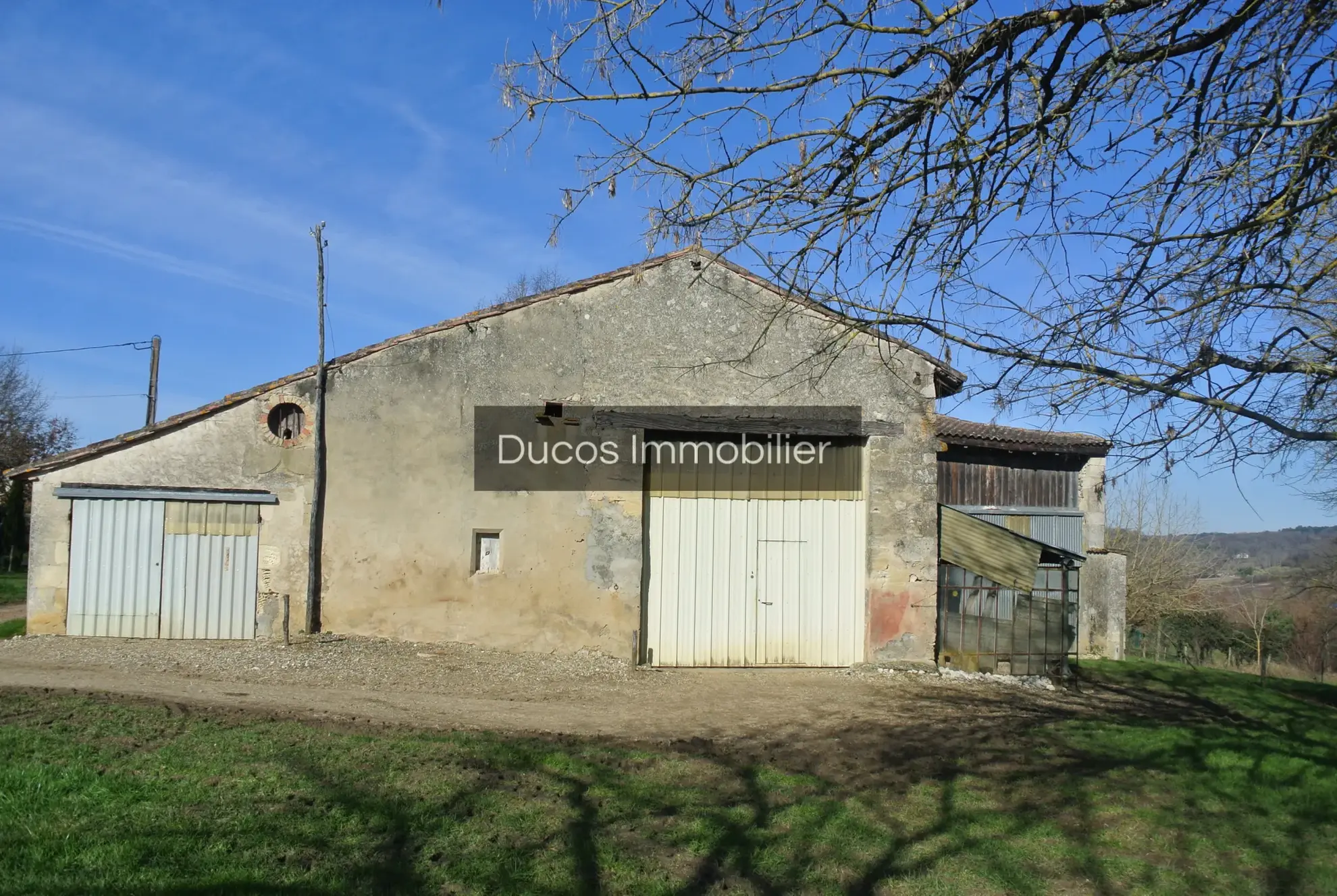 Grande grange en pierre à réhabiliter avec terrain de 3 hectares à Lot-et-Garonne 