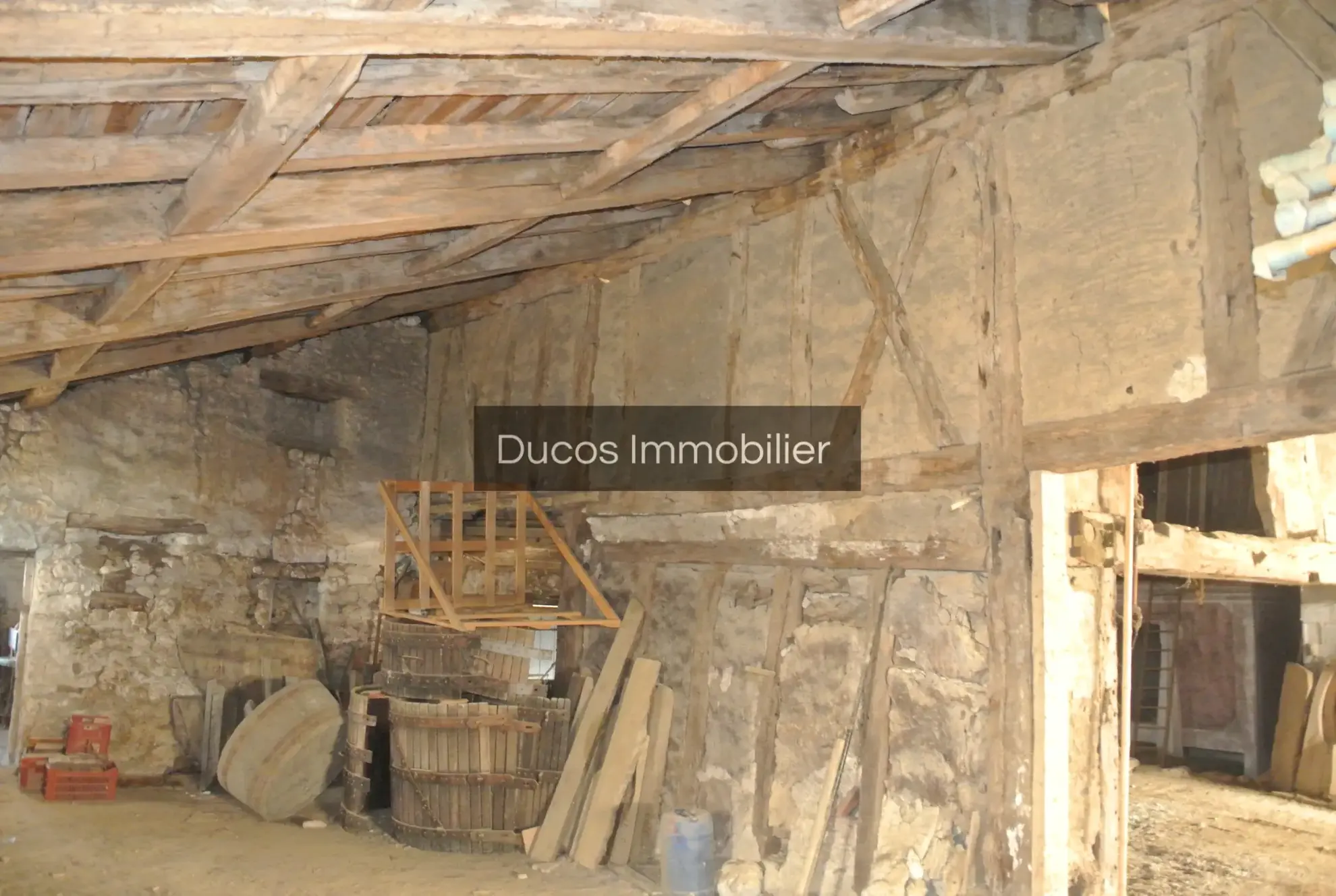 Grande grange en pierre à réhabiliter avec terrain de 3 hectares à Lot-et-Garonne 