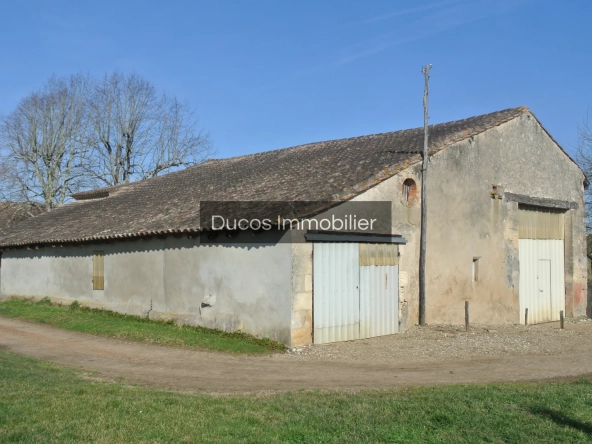 Grande grange en pierre à réhabiliter avec terrain de 3 hectares à Lot-et-Garonne