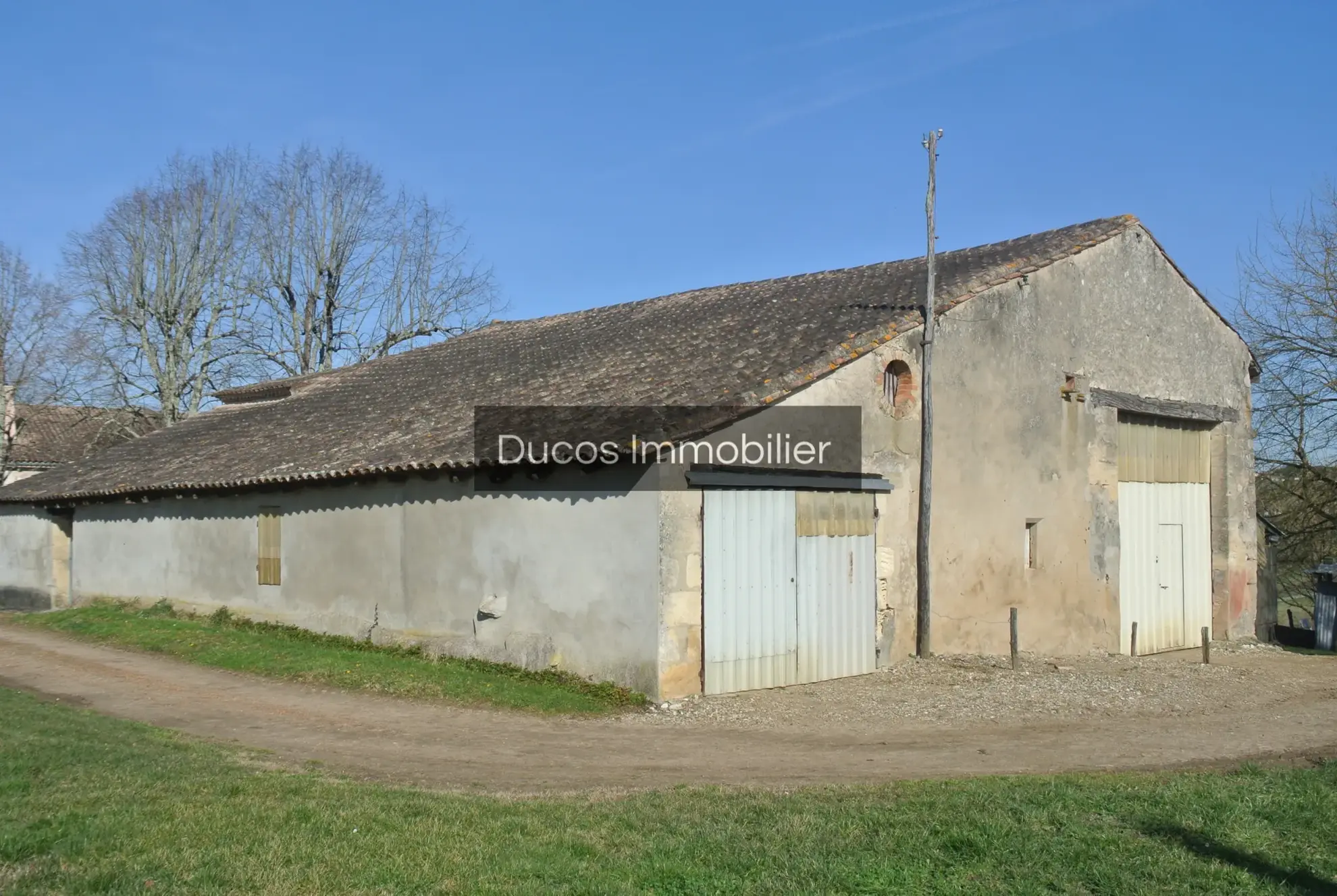 Grande grange en pierre à réhabiliter avec terrain de 3 hectares à Lot-et-Garonne 