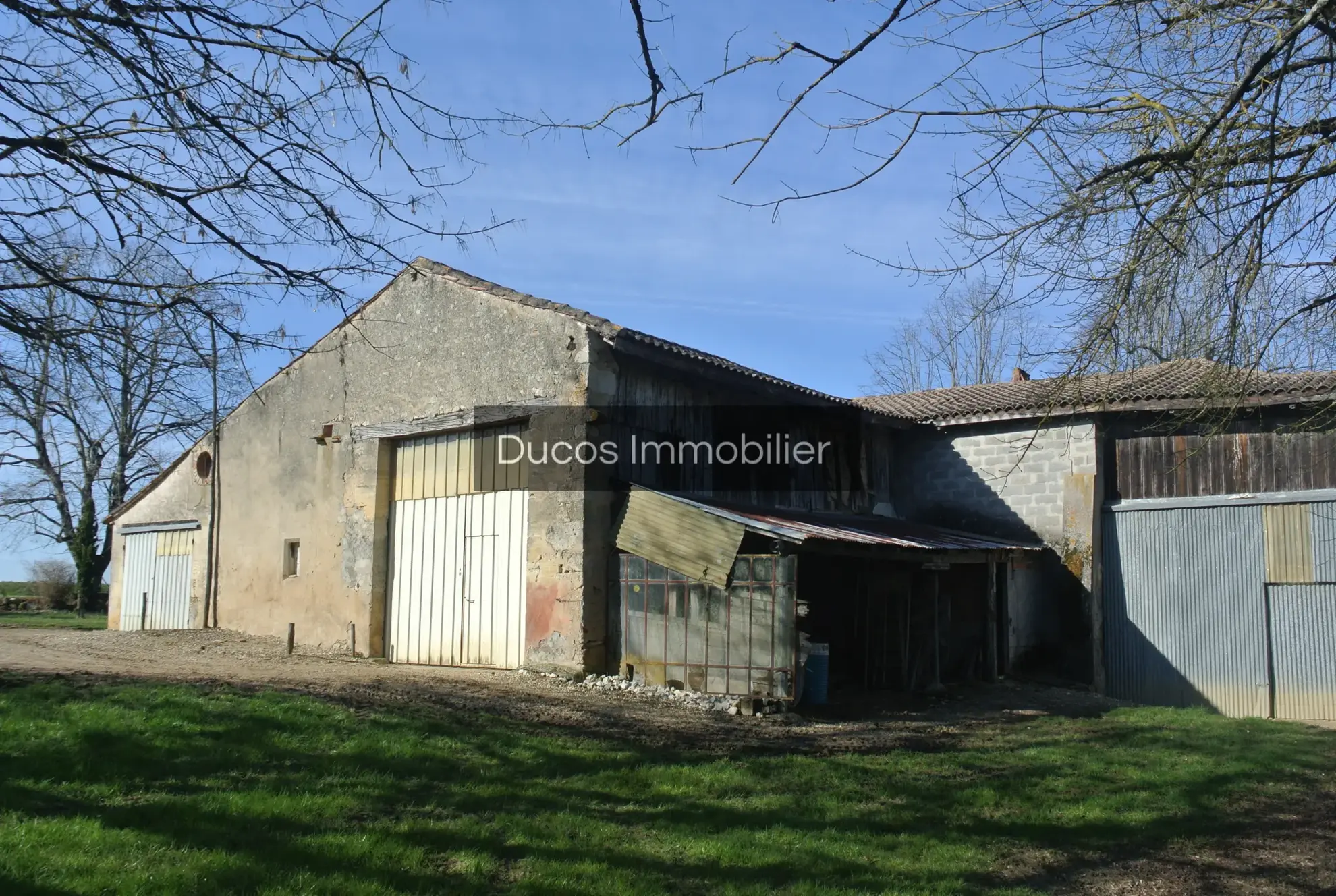 Grande grange en pierre à réhabiliter avec terrain de 3 hectares à Lot-et-Garonne 