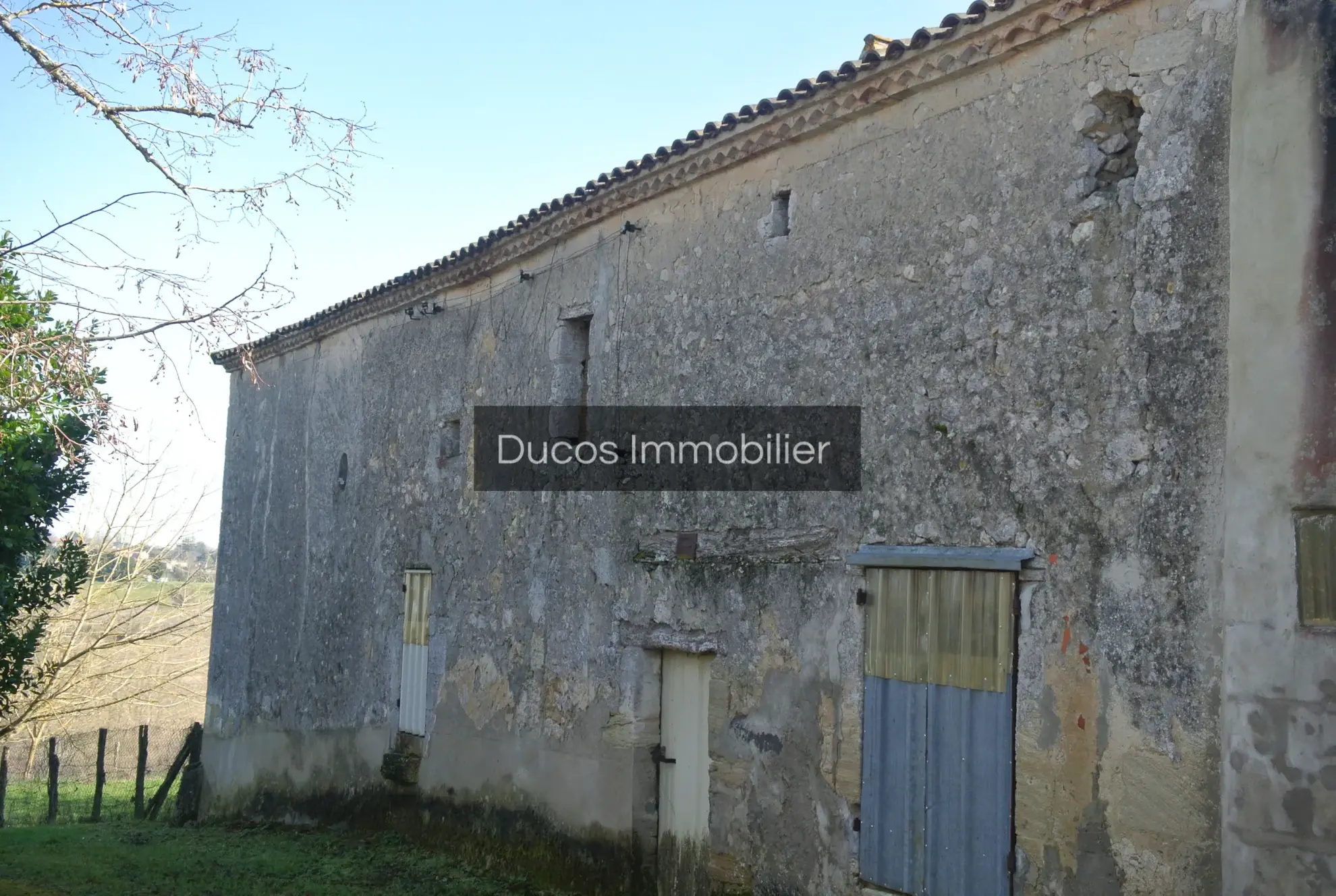 Grande grange en pierre à réhabiliter avec terrain de 3 hectares à Lot-et-Garonne 