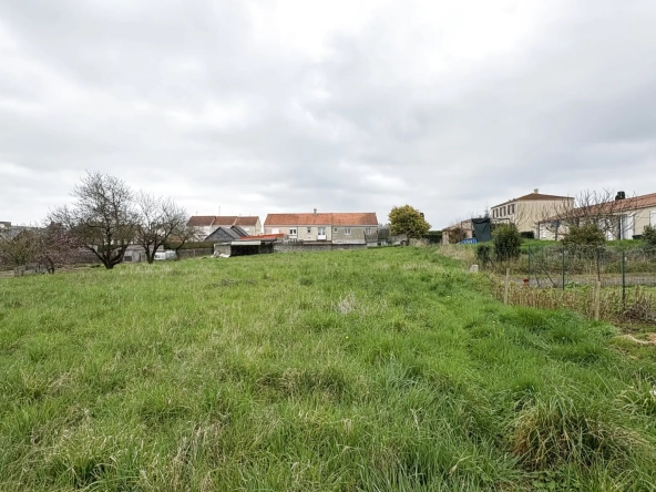 Terrain constructible à vendre à Neuvy-en-Mauges - Plus de 550 m², viabilisé et libre de constructeur