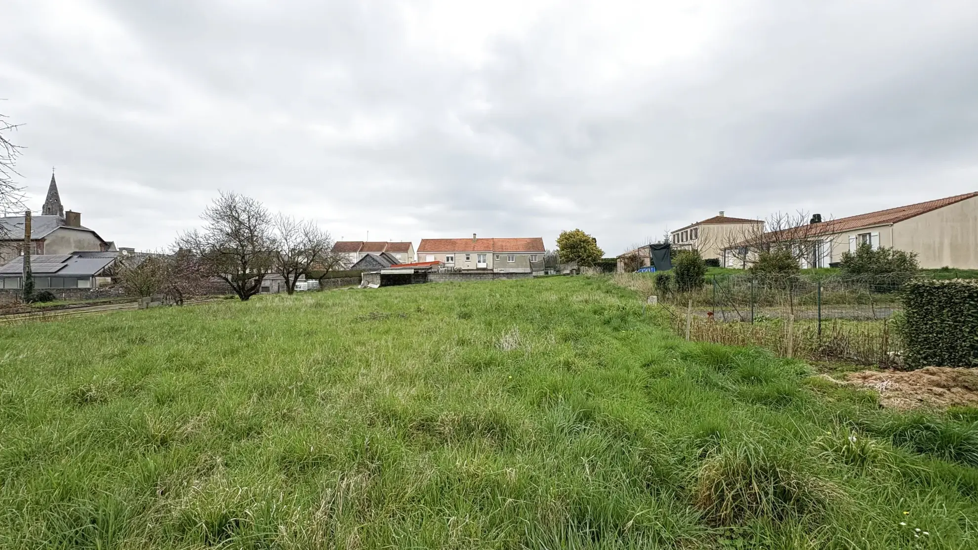 Terrain constructible à vendre à Neuvy-en-Mauges - Plus de 550 m², viabilisé et libre de constructeur 