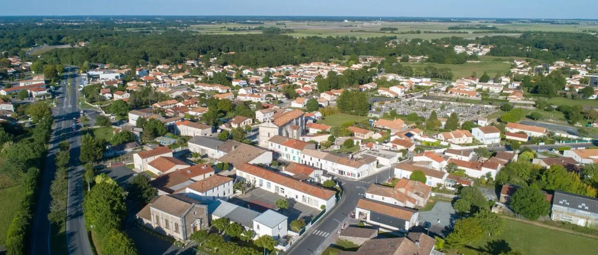 Maison de plain-pied avec jardin et stationnement à Medis (17600) 