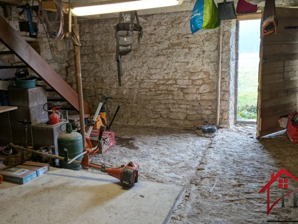 Maison rénovée de 145 m² avec terrain de 6750 m² à Chaumergy 