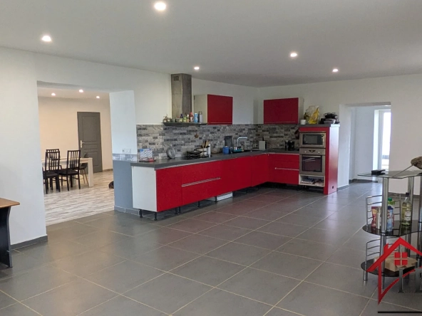 Maison rénovée de 145 m² avec terrain de 6750 m² à Chaumergy 