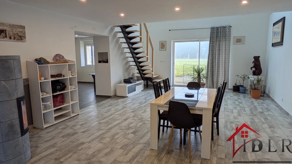 Maison rénovée de 145 m² avec terrain de 6750 m² à Chaumergy