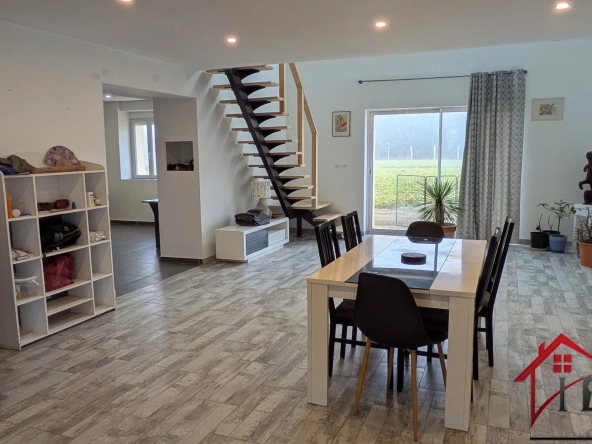Maison rénovée de 145 m² avec terrain de 6750 m² à Chaumergy