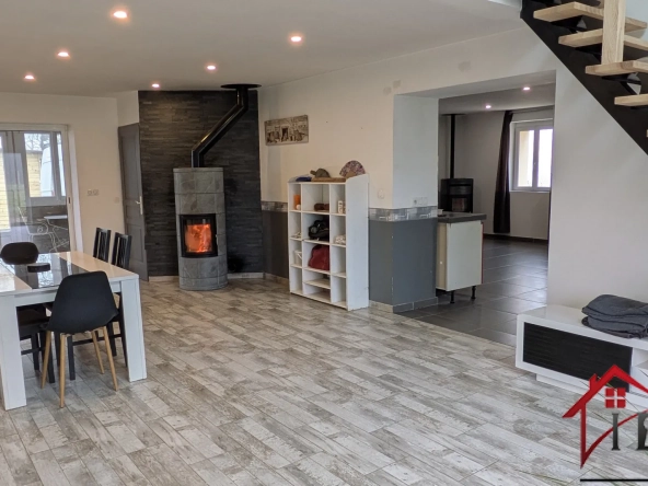 Maison rénovée de 145 m² avec terrain de 6750 m² à Chaumergy 