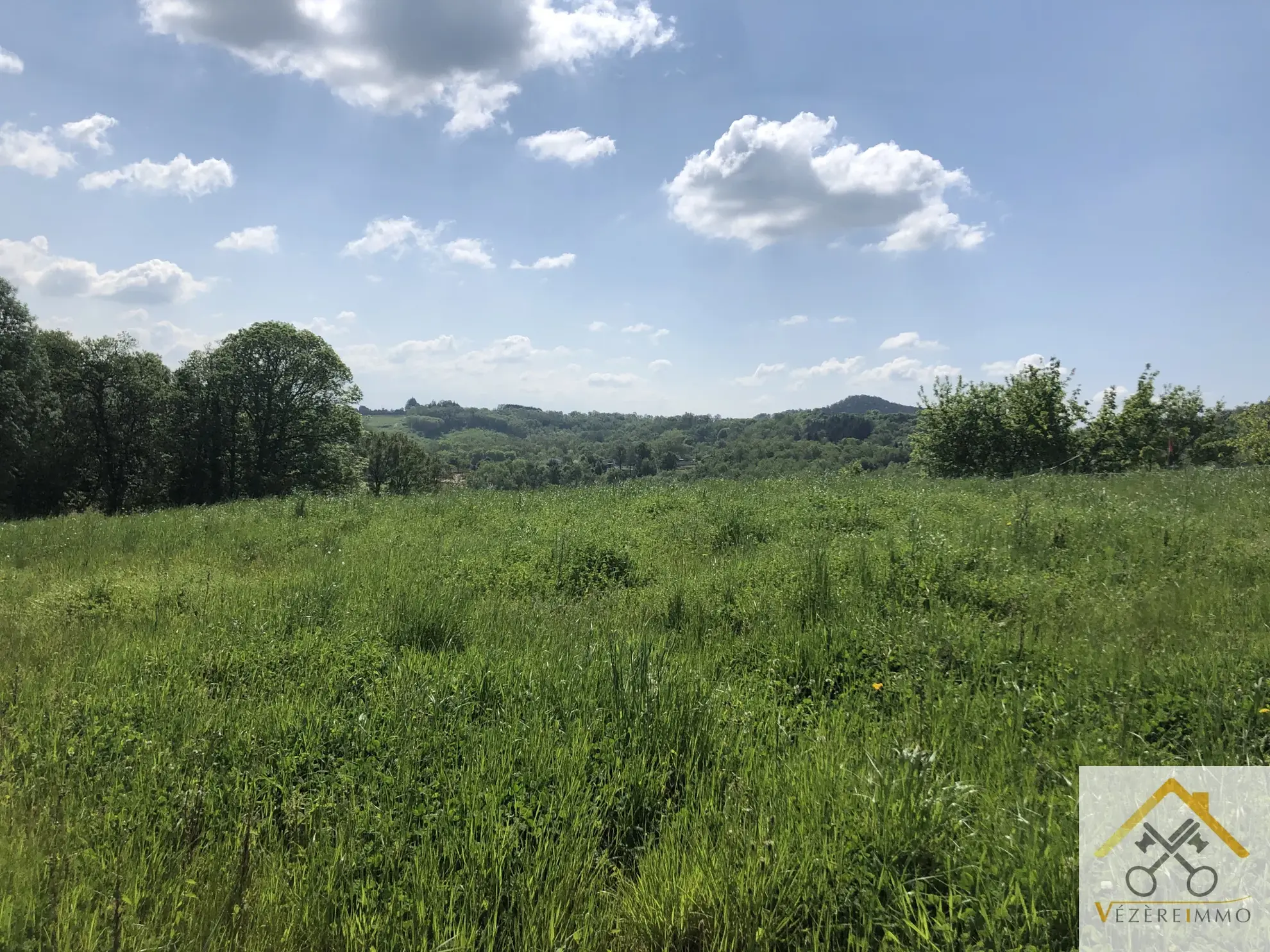 Terrain constructible à vendre à Saint Cyprien avec jolie vue dégagée - 1800 m² 
