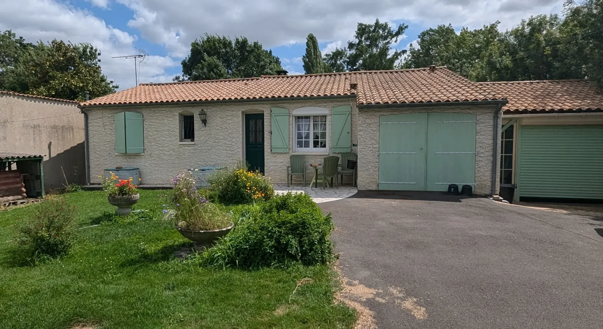 Maison de plain-pied à Magne avec jardin arboré et garage - 3 chambres 