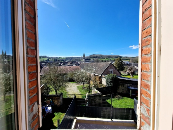 Belle maison en briques à Vimoutiers avec potentiel d'agrandissement, proche commerces et écoles 