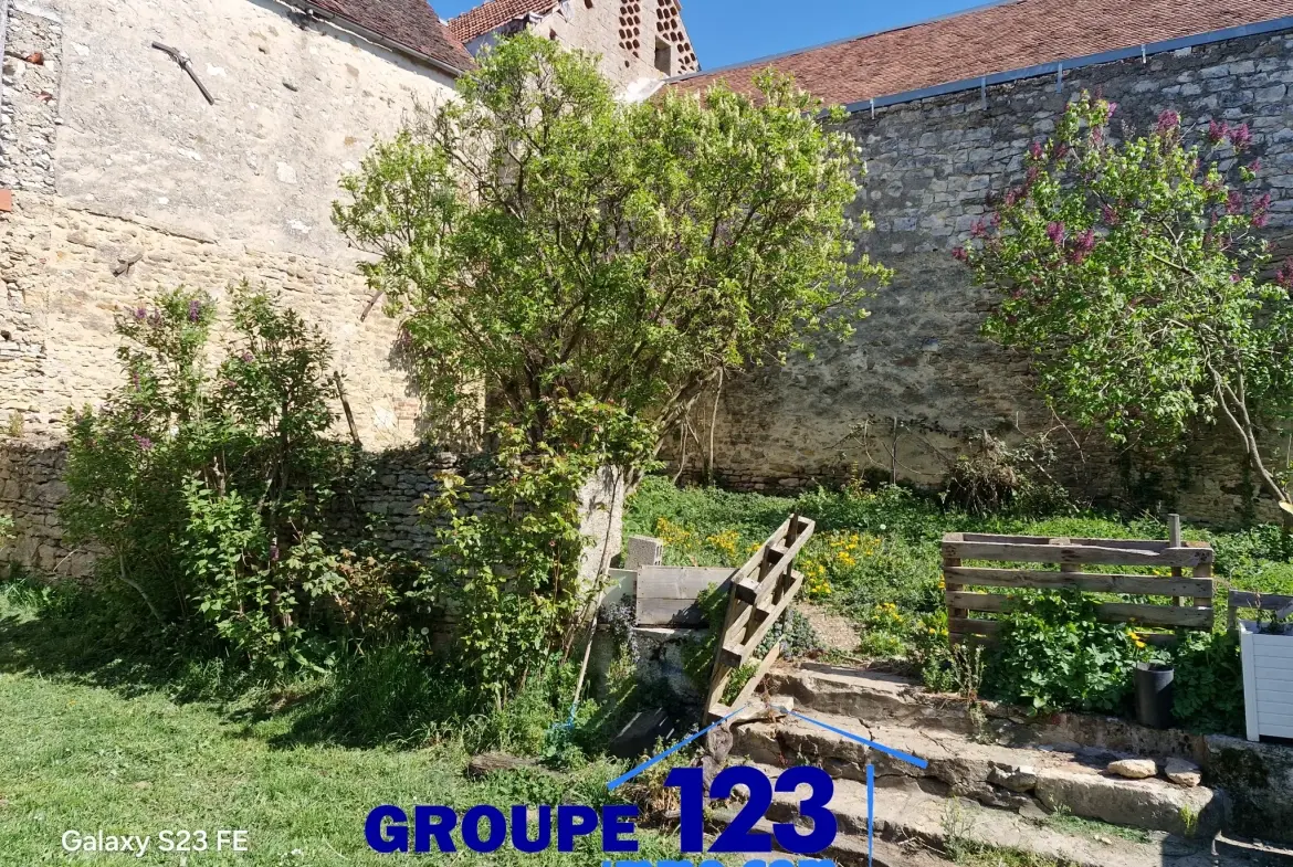 Maison de village avec jardin à vendre à Ligny-le-Châtel, projet d'extension, environnement paisible 