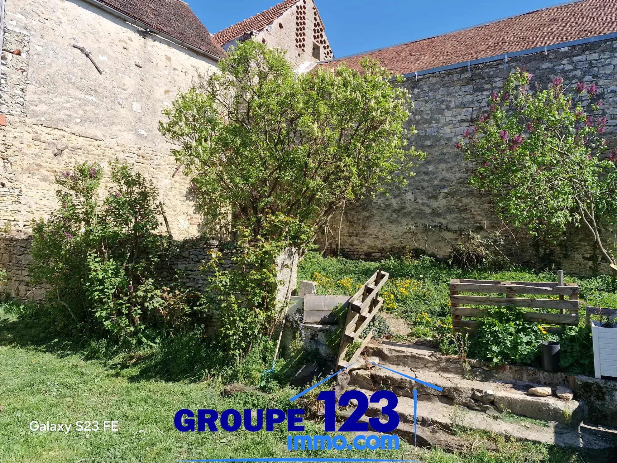 Maison de village avec jardin à vendre à Ligny-le-Châtel, projet d'extension, environnement paisible 