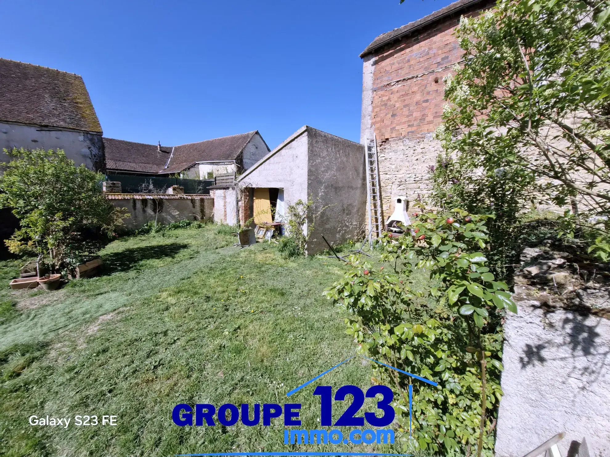 Maison de village avec jardin à vendre à Ligny-le-Châtel, projet d'extension, environnement paisible 